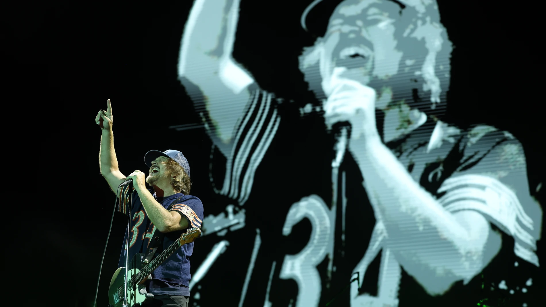 MADRID, 11/07/2024.- El cantante del grupo estadounidense Pearl Jam, Eddie Vedder, durante su actuación hoy jueves en el Festival Mad Cool de Madrid. EFE / Kiko Huesca.