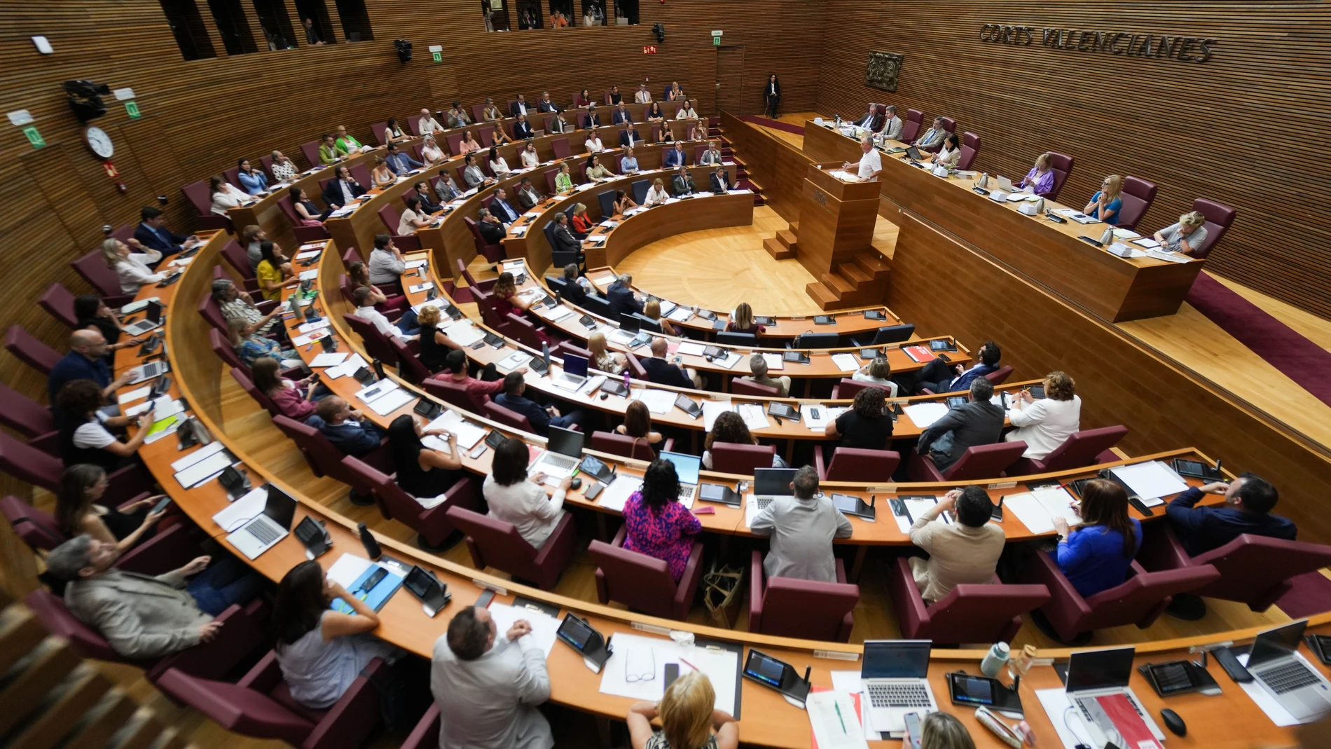 Una sesión plenaria en Les Corts Valencianes, a 11 de julio de 2024, en Valencia, Comunidad Valenciana (España). Este pleno es el último antes de las vacaciones estivales y se han tratado asuntos como el debate y votación del Dictamen de la Comisión de Coordinación, Organización y Régimen de las Instituciones de la Generalitat sobre la Proposición de Ley de modificación de la Ley de transparencia y buen gobierno de la Comunitat Valenciana, y de la Ley de incompatibilidad y conflictos de inter...