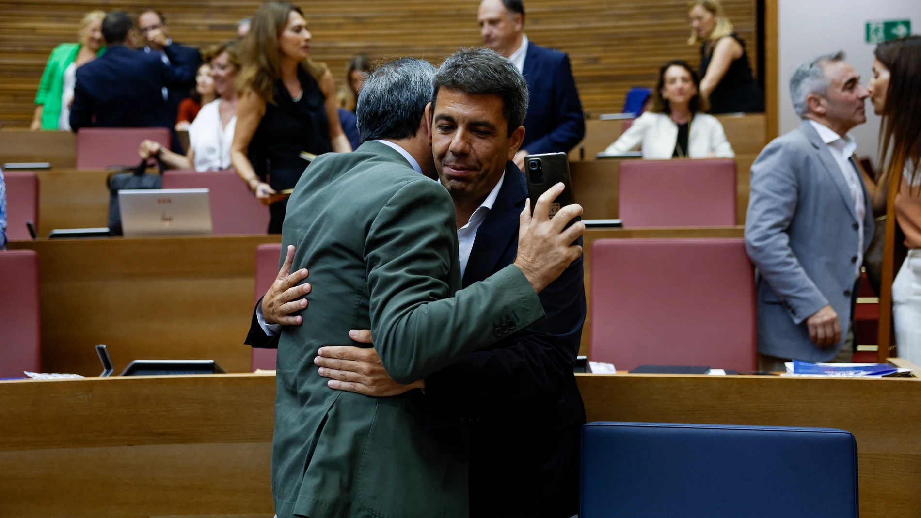 GRAFCVA1728. VALENCIA, 11/07/2024.- El president de la Generalitat, Carlos Mazón, saluda al vicpresident, Vicente Barrera (i), durante el pleno de Les Corts Valencianes en el que el jefe del consell responde a preguntas de los grupos parlamentarios sobre la situación de la Comunitat, la gestión de su gobierno y la falta de médicos. EFE/Biel Aliño