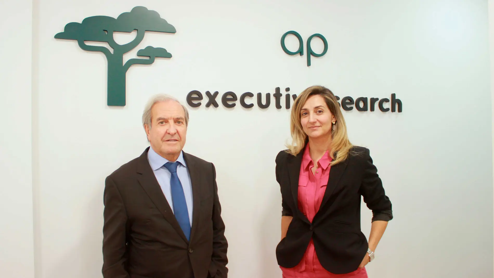 Roberto Legaz Poignon, nuevo Director General, y María Trinidad Navarro, Consejera- Managing Partner, en las oficinas de AP Executive Search en Madrid