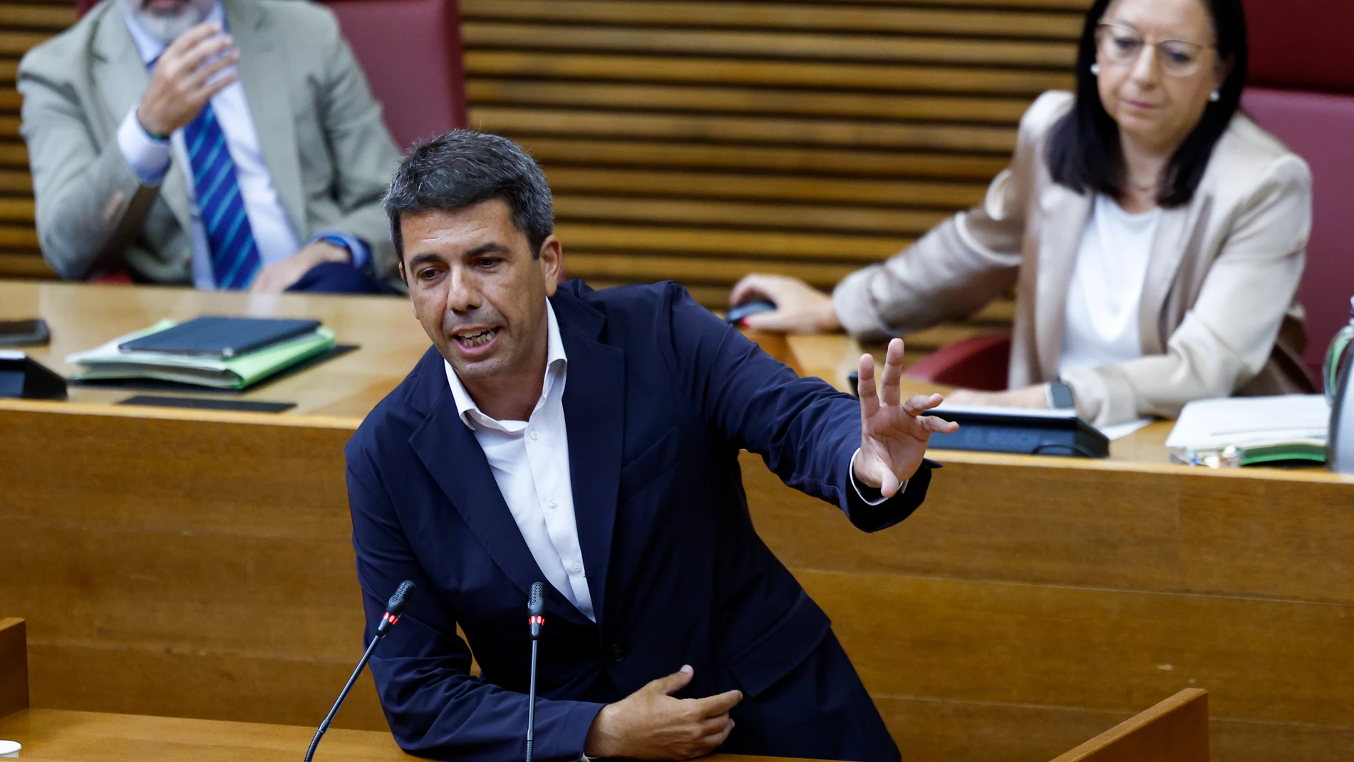 GRAFCVA1721. VALENCIA, 11/07/2024.- El president de la Generalitat, Carlos Mazón, durante el pleno de Les Corts Valencianes en el que responde a preguntas de los grupos parlamentarios sobre la situación de la Comunitat, la gestión de su gobierno y la falta de médicos. EFE/Biel Aliño