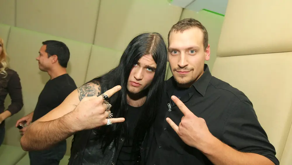 Weston Cage junto a un amigo