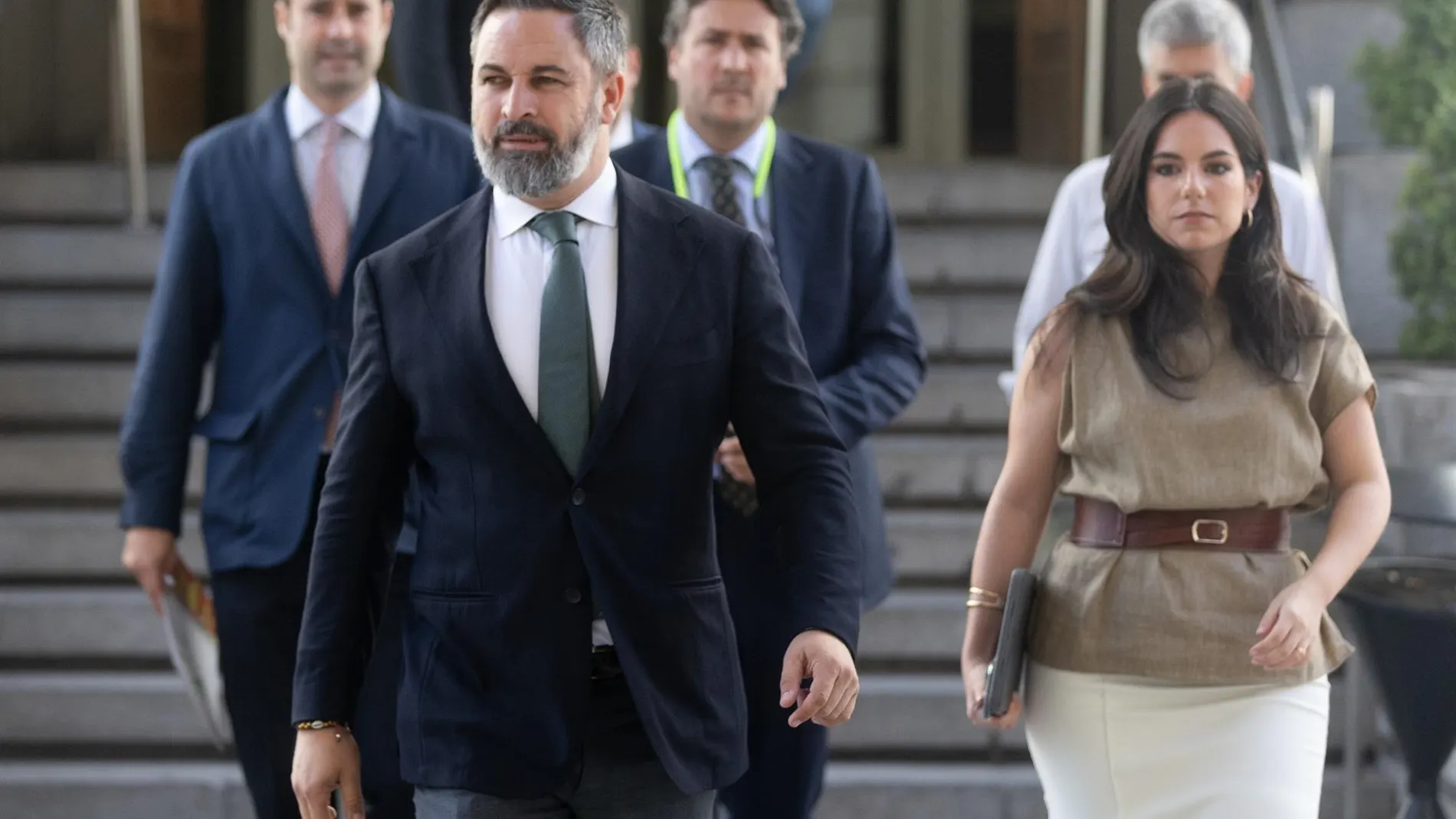 AMP2.-Abascal acusa a Feijóo de "romper unilateralmente" los gobiernos de CCAA que Vox abandona por el reparto de menas