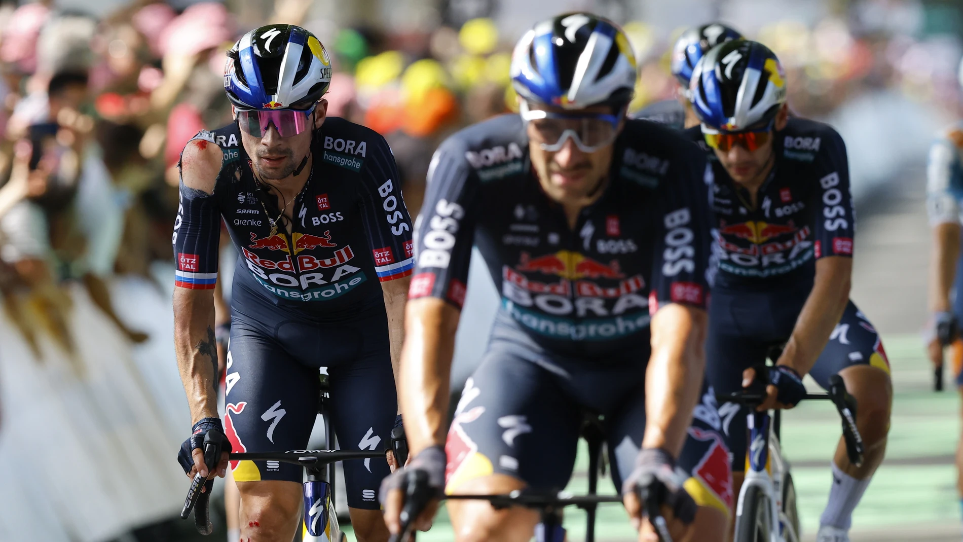 Villeneuve-sur-lot (France), 11/07/2024.- Slovenian rider Primoz Roglic (L) of Red Bull - BORA - hansgrohe crosses the finish line during the 12th stage of the 2024 Tour de France cycling race over 203km from Aurillac to Villeneuve-sur-Lot, France, 11 July 2024. (Ciclismo, Francia, Eslovenia) EFE/EPA/KIM LUDBROOK