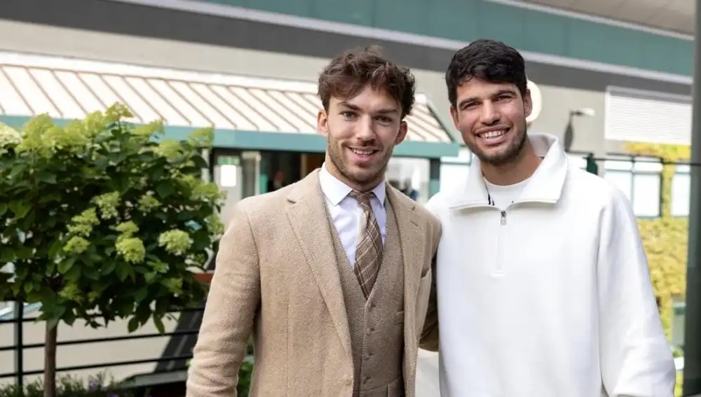 Carlos Alcaraz con Pierre Gasly en Wimbledon