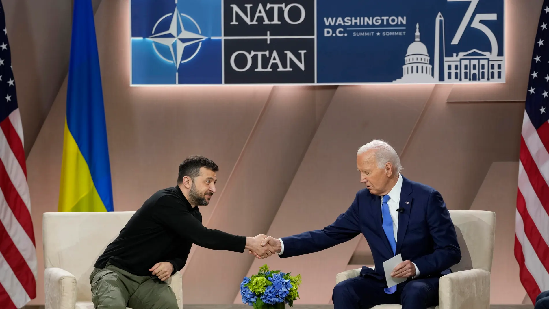Washington (United States Of America), 11/07/2024.- Ukraine's President Volodymyr Zelensky (L) shakes hands with US President Joe Biden during a bilateral meeting at the North Atlantic Treaty Organization (NATO) Summit at the Walter E. Washington Convention Center in Washington, DC, USA, 11 July 2024. The 75th Anniversary NATO Summit takes place in Washington, DC, from 09 to 11 July 2024. (Zelenski, Ucrania) EFE/EPA/CHRIS KLEPONIS / POOL