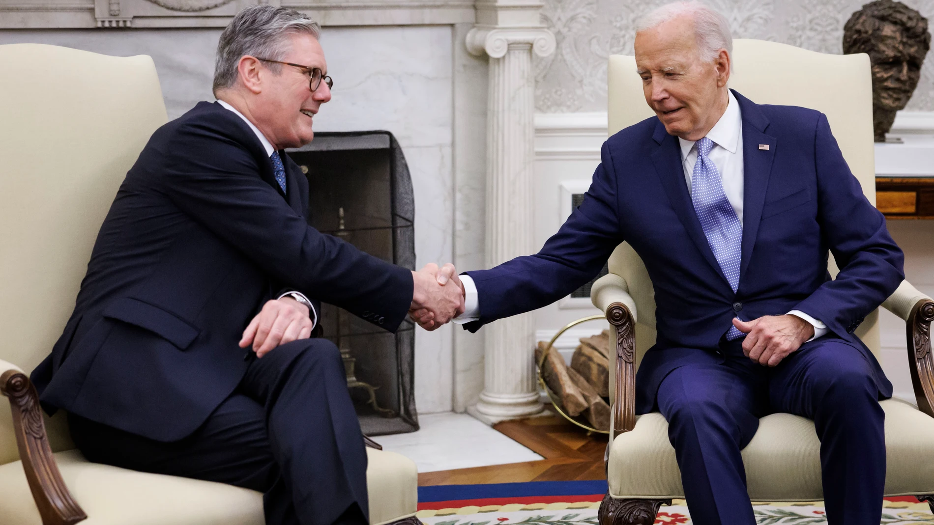 Washington (United States), 10/07/2024.- US President Joe Biden (R) and UK Prime Minister Keir Starmer (L) shake hands during a bilateral meeting at the Oval Office of the White House in Washington, DC, USA, 10 July 2024. Starmer stated he would publish a roadmap showing how the UK would spend 2.5 percent of its gross domestic product on defense as the prime minister faced calls from the British military and allies abroad to clarify his policy ahead of this week's NATO summit in Washington. (...