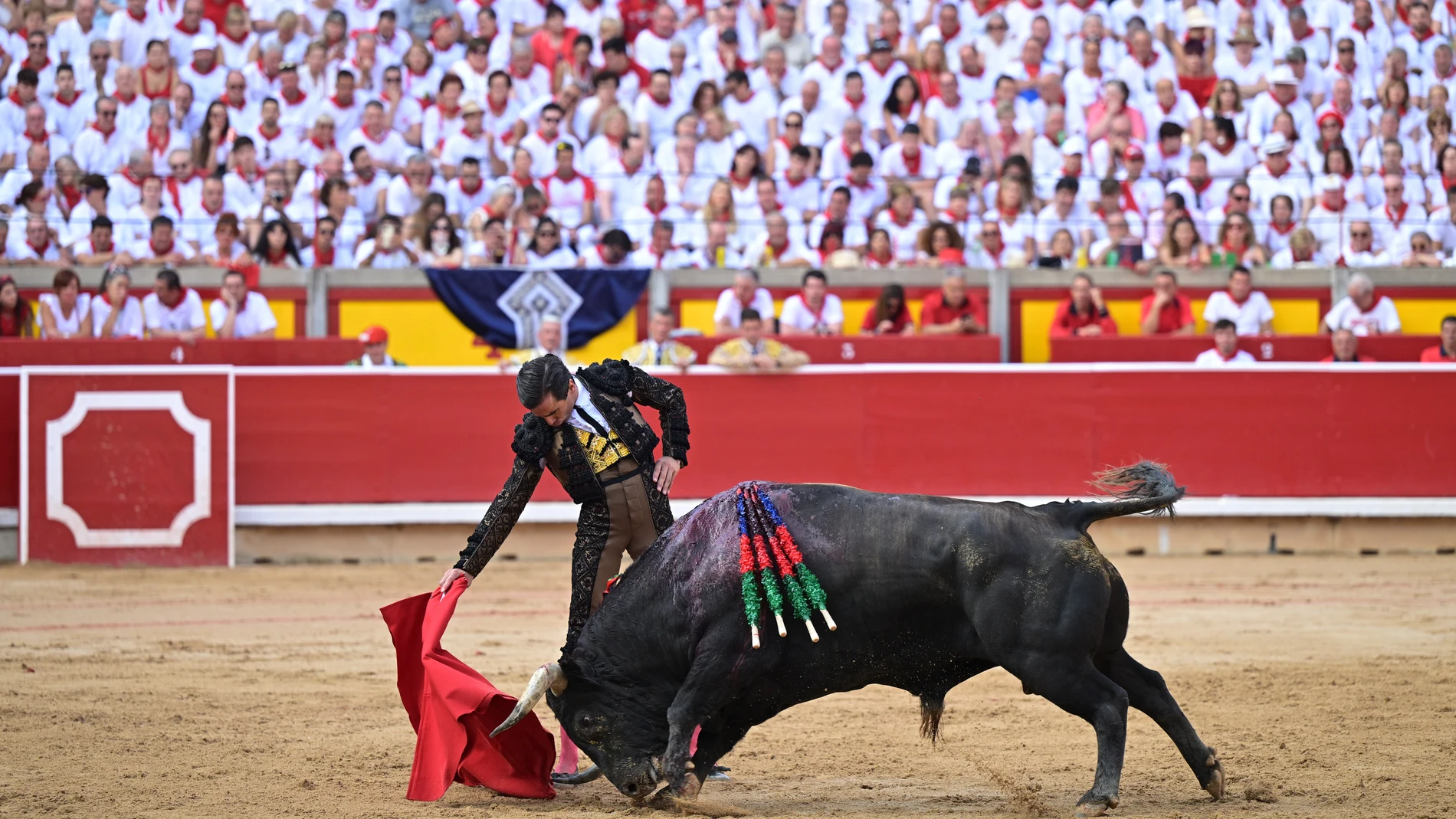 GRAFCAV5211. PAMPLONA, 11/07/2024.- El diestro Juan Ortega durante la lidia a su primer toro de la tarde dentro de la Feria del Toro de los Sanfermines 2024. EFE/ Daniel Fernández