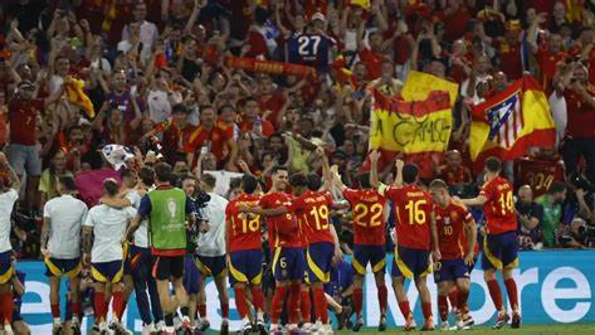La selección celebra su triunfo ante Francia ante la afición