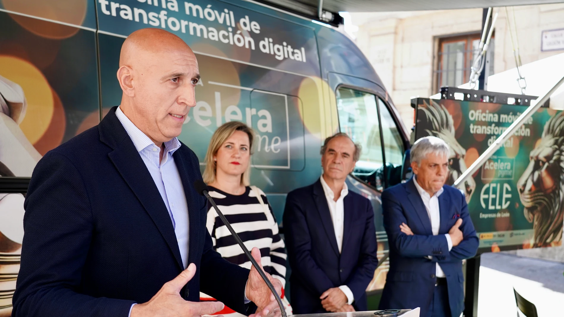 El alcalde de León, José Antonio Diez, atiende a los medios
