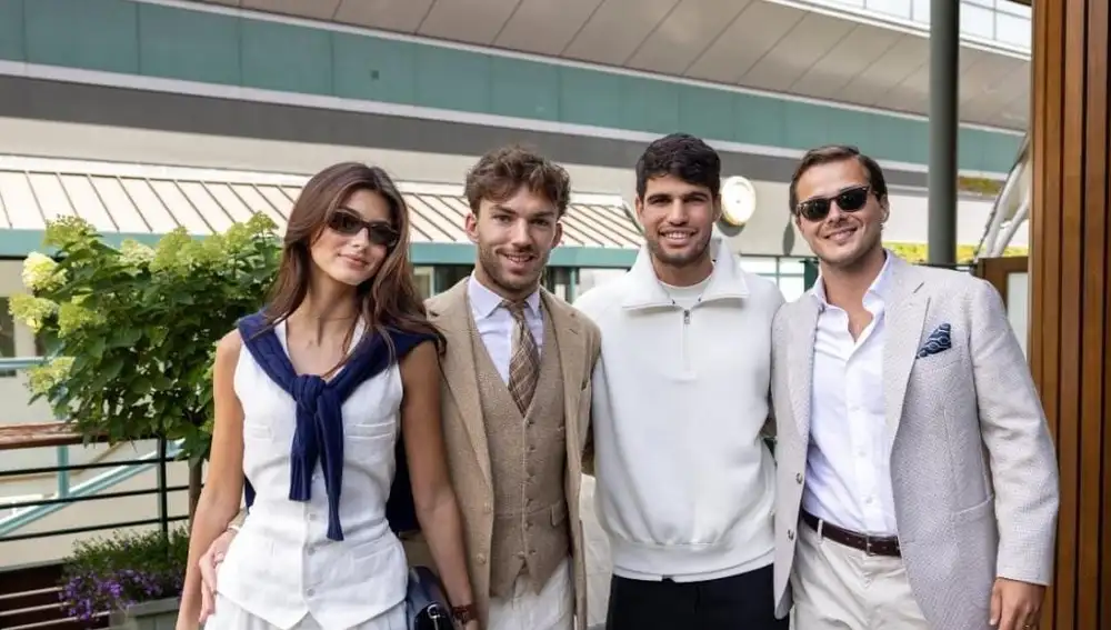 Carlos Alcaraz con Pierre Gasly, Kika Cerqueira y Manuel Cerqueira en Wimbledon