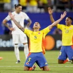Kevin Castaño y Yerry Mina celebran la clasificación a la final