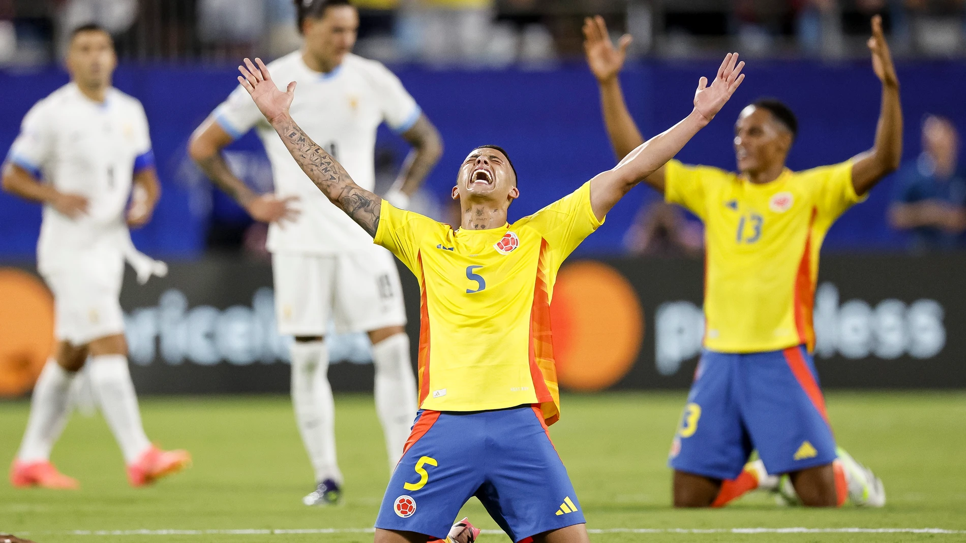 Kevin Castaño y Yerry Mina celebran la clasificación a la final