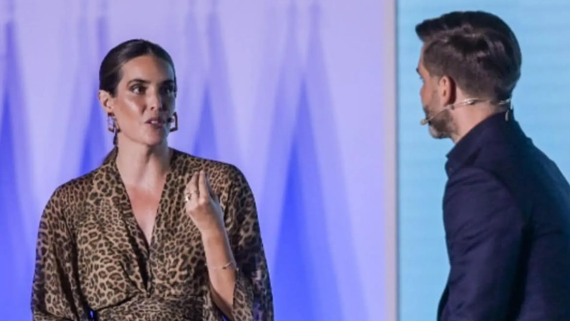 Ona Carbonell con caftán de leopardo.