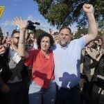 La secretaria general de Esquerra Republicana de Catalunya (ERC), Marta Rovira (i), es recibida por el líder de los republicanos, Oriol Junqueras (d), a su llegada esta mañana a la localidad de Cantallops (Girona), tras más de seis años residiendo en Suiza huida de la justicia española por el procés. 