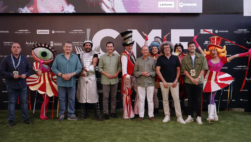 Juanma Moreno y Antonio Sanz junto con la animación del Concert Music Festival