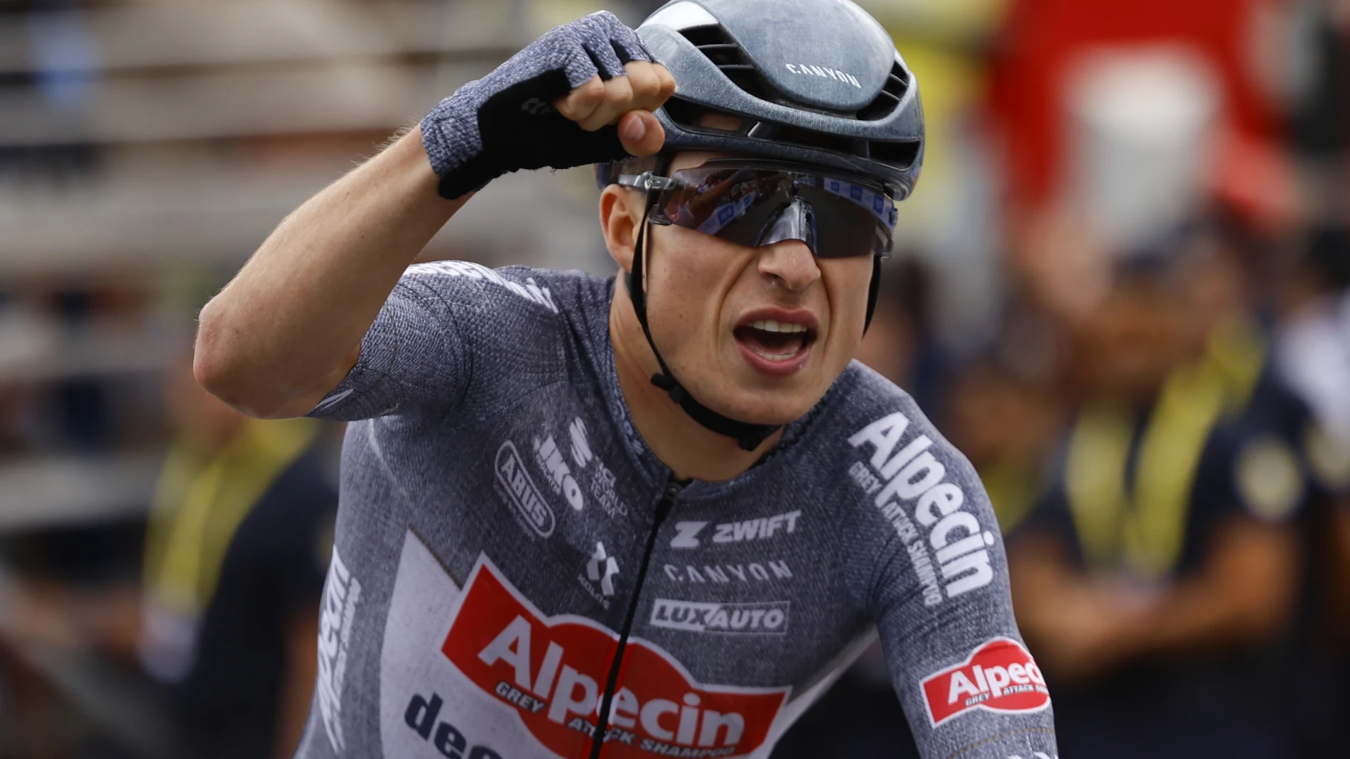 Pau (France), 12/07/2024.- Belgian rider Jasper Philipsen of Alpecin - Deceuninck celebrates after he crosses the finish line and winning the 13th stage of the 2024 Tour de France cycling race over 165km from Agen to Pau, France, 12 July 2024. (Ciclismo, Francia) EFE/EPA/KIM LUDBROOK