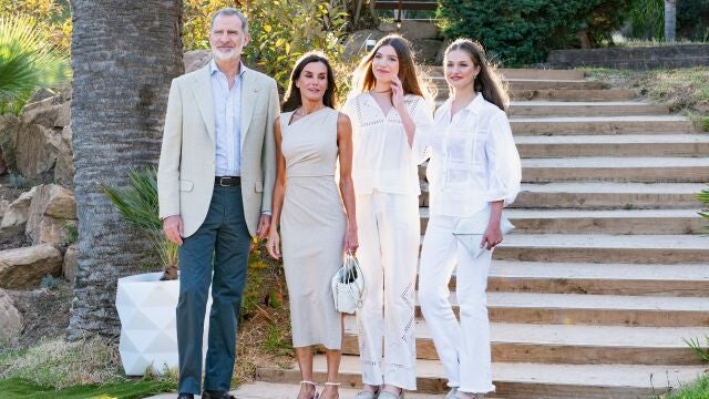 El Rey Felipe VI; la Reina Letizia; la Infanta Sofía y la Princesa Leonor, a su llegada al encuentro con premiados "Princesa de Girona" de ediciones anteriores, en el Hotel Melíá de Lloret de Mar,