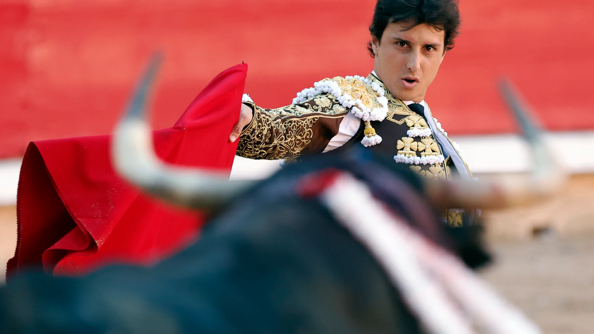 PAMPLONA, 12/07/2024.- El diestro Roca Rey durante la lidia a su primer toro de la tarde dentro de la Feria del Toro de los Sanfermines 2024 donde ha compartido cartel con Pablo Aguado (sustituto de Morante de la Puebla) y Cayetano Rivera. EFE/ Villar López