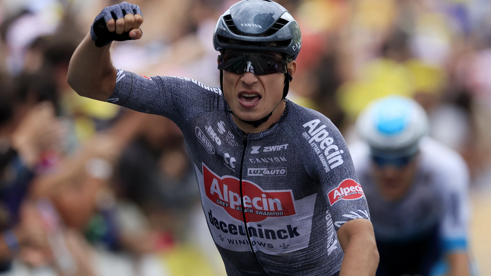 -FOTODELDÍA- Pau (Francia), 12/07/2024.- El belga Jasper Philipsen (Alpecin - Deceuninck) celebra su victoria en la etapa 13 del Tour de Francia sobre 165km desde Agen a Pau, en Francia.- EFE/GUILLAUME HORCAJUELO