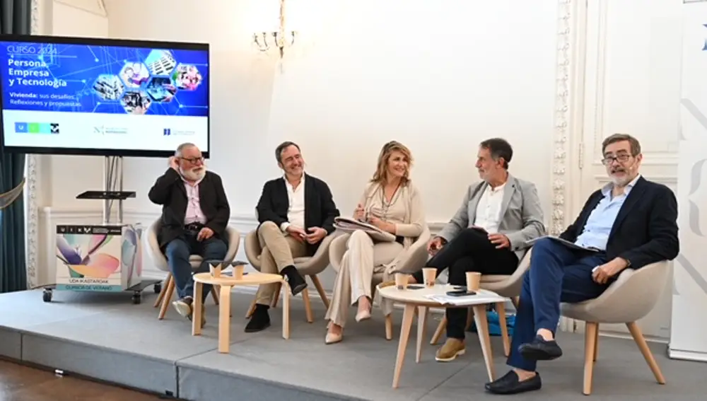 Ignacio Gomá charla con el resto de los invitados a la mesa redonda