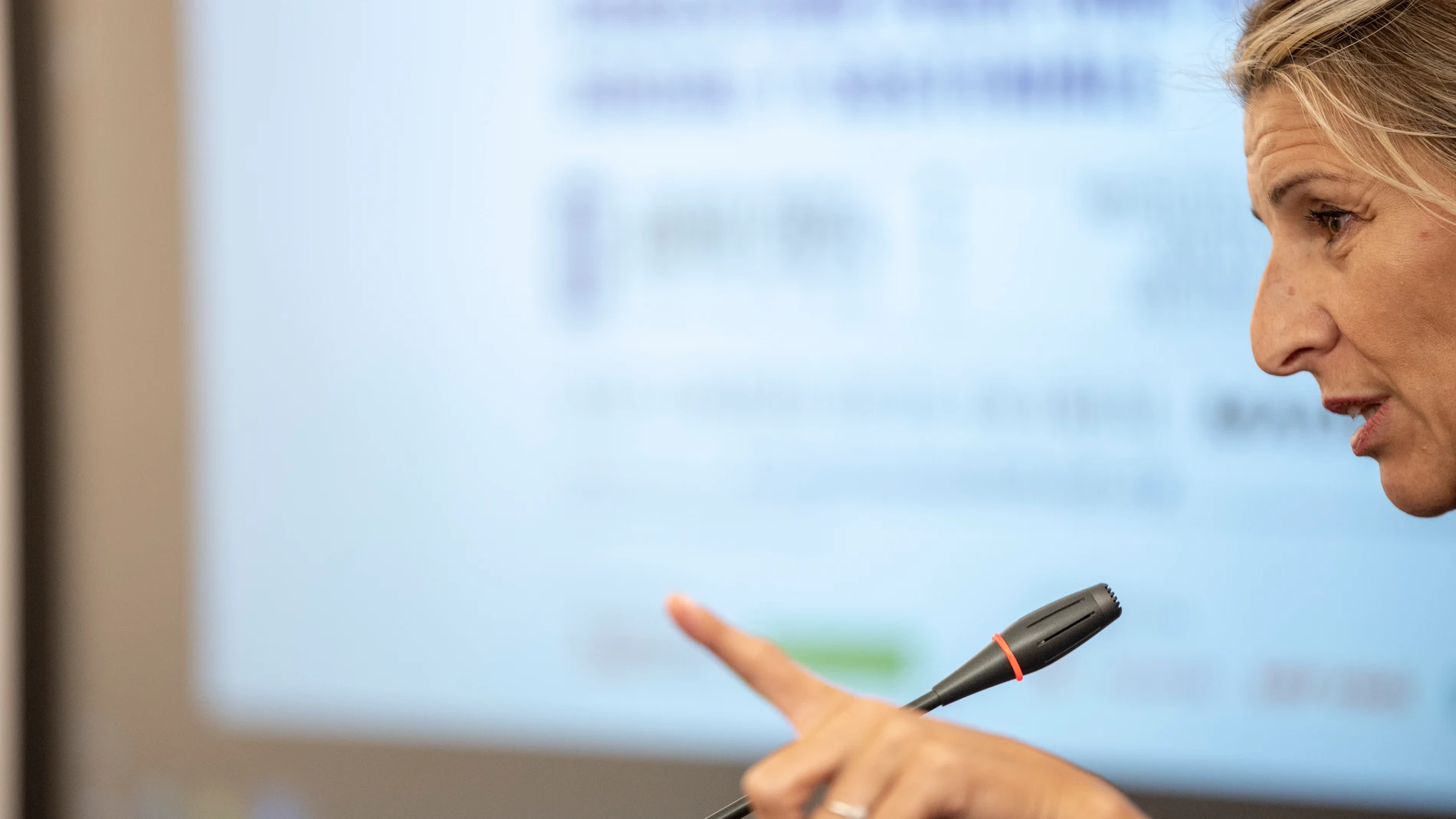 La vicepresidenta del Gobierno y ministra de Trabajo y Economía Social, Yolanda Díaz, interviene durante los Cursos de Verano de El Escorial, en el Cuartel de Inválidos y Voluntarios a Caballo, a 12 de julio de 2024, en San Lorenzo de El Escorial, Madrid (España). La ministra ha participado en el coloquio ‘Economía del propósito y cogestión para una economía social y sostenible’, que se engloba dentro de los Cursos de Verano de El Escorial, organizados por la Universidad Complutense de Madrid...