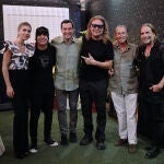 Juanma Moreno y su mujer, Manuela Villena, junto con los integrantes de Maná