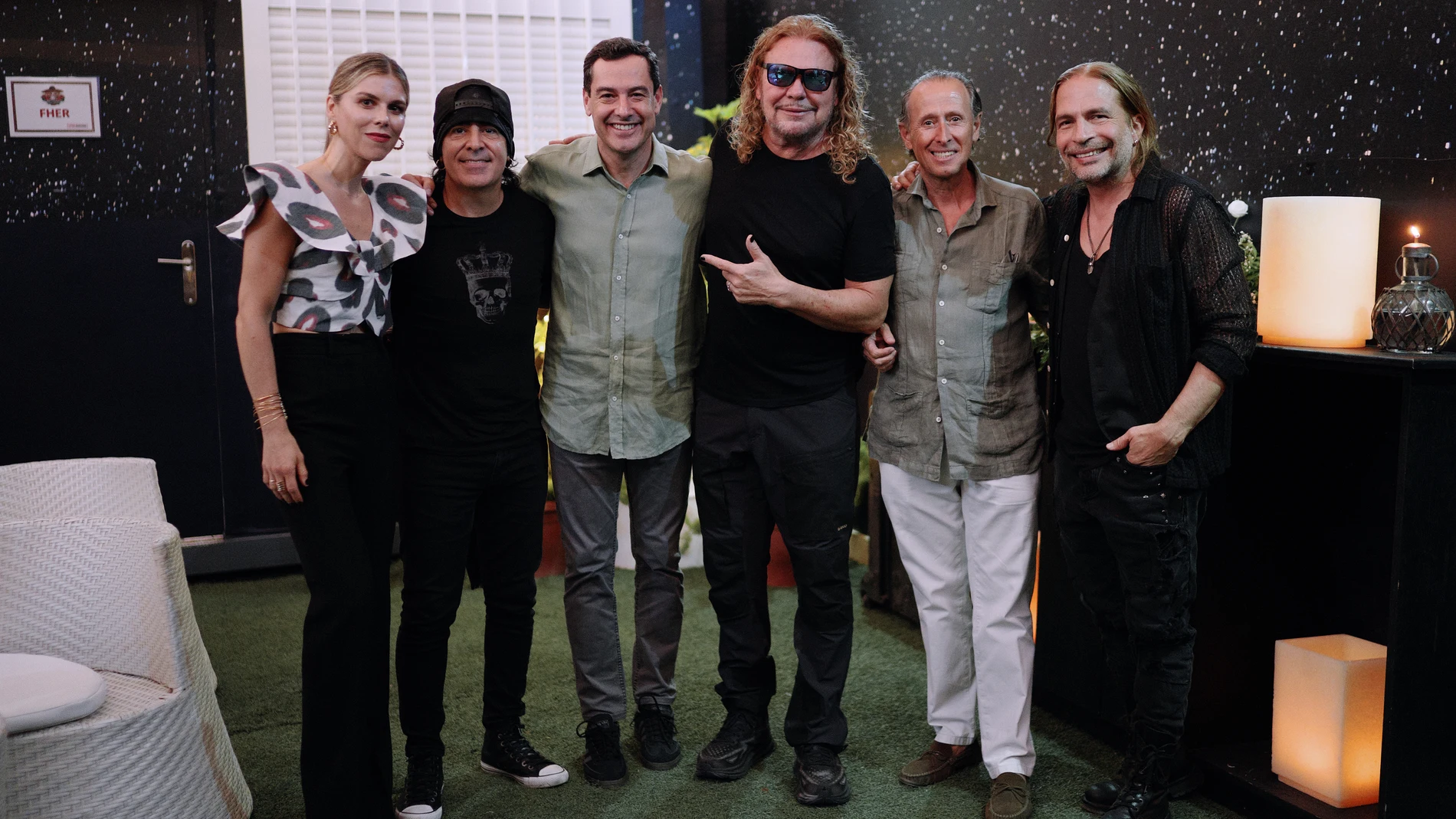 Juanma Moreno y su mujer, Manuela Villena, junto con los integrantes de Maná