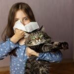 Niña con pañuelos por alergia a los gatos