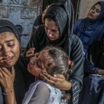 Palestinian Territories, Khan Yunis: Palestinian women cry over the loss of their relatives who were killed in an Israeli air strike on the Al Awda School in the town of Abasan, east of the city of Khan Yunis in the southern Gaza Strip.