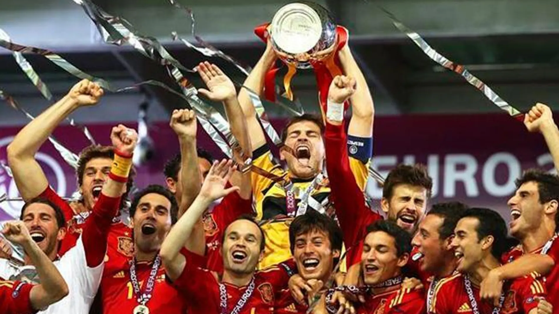 Iker Casillas levanta la Eurocopa 2012