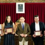 El presidente de la Diputación de Valladolid, Conrado Íscar, junto a los últimos galardonados