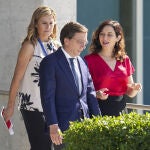 Isabel Díaz Ayuso y su look en rojo.