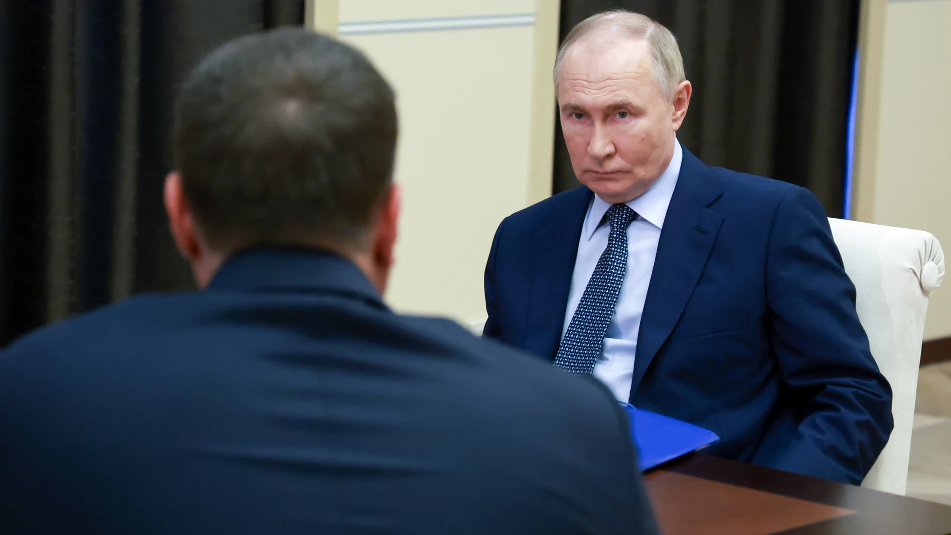 Novo-ogaryovo (Russian Federation), 11/07/2024.- Russian President Vladimir Putin (R) listens to Zaporozhye Region Governor Yevgeny Balitsky (L), during their meeting at the Novo-Ogaryovo state residence, outside Moscow, Russia, 12 July 2024. (Rusia, Moscú) EFE/EPA/VYACHESLAV PROKOFYEV / SPUTNIK / KREMLIN POOL MANDATORY CREDIT