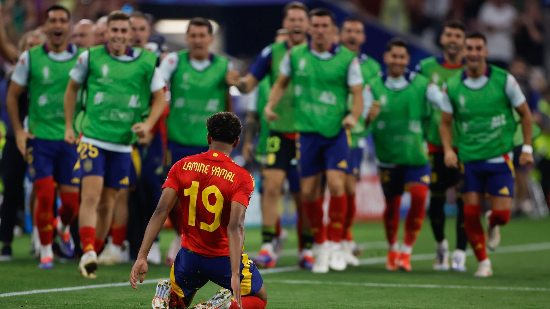 El delantero de la selección española Lamine Yamal celebra tras marcar ante Francia, durante el partido de semifinales de la Eurocopa de fútbol que España y Francia disputan este martes en Múnich.