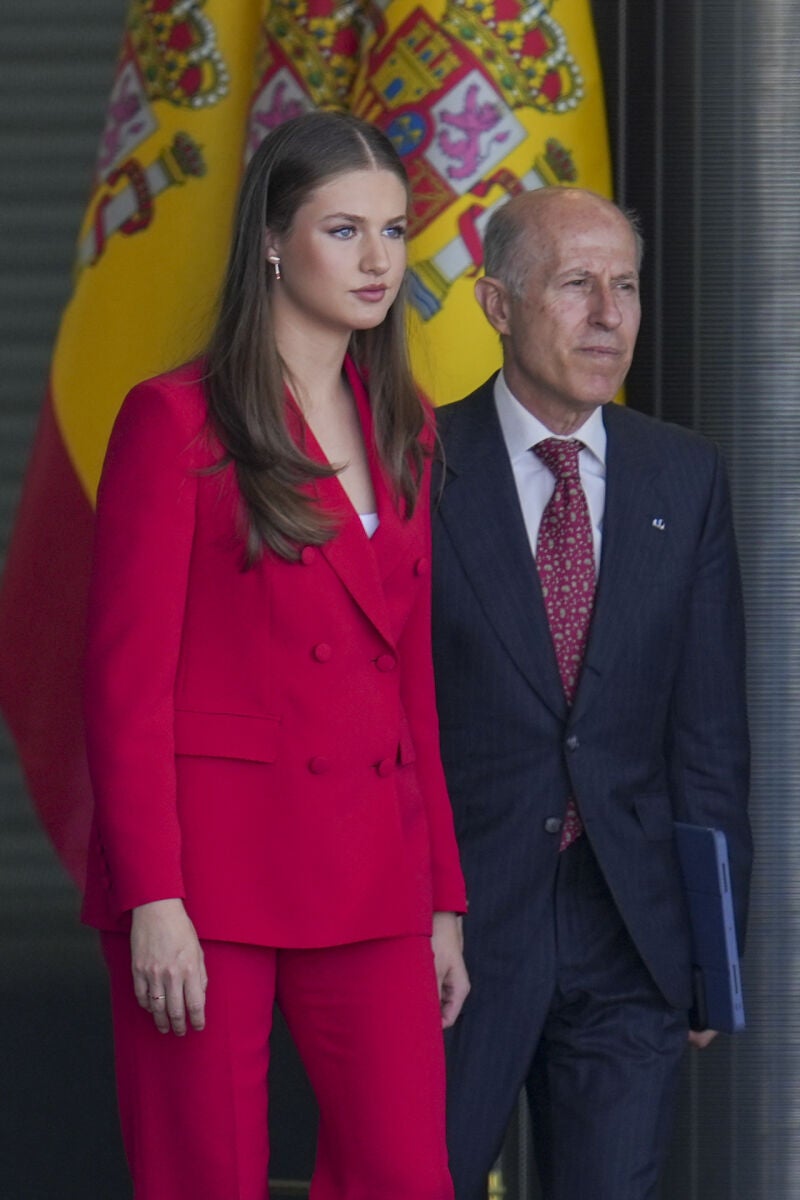 El look de Leonor rumbo a Portugal.