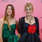 Carmen Thyssen y su hija Carmen a su llegada al photocall de la gala en la que va a recibir el primer BAZAAR `Women in Art´, el premio concedido por la revista Harper's BAZAAR que rinde homenaje al inmenso legado de la mujer que trajo a España la colección de arte privada más importante del mundo