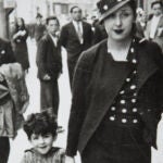 LUISA CARNES, CON SU HIJO RAMON PUYOL, A MEDIADOS DE LOS AÑOS 30