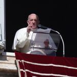 El Papa en el balcón del Palacio Apostólico en el Vaticano
