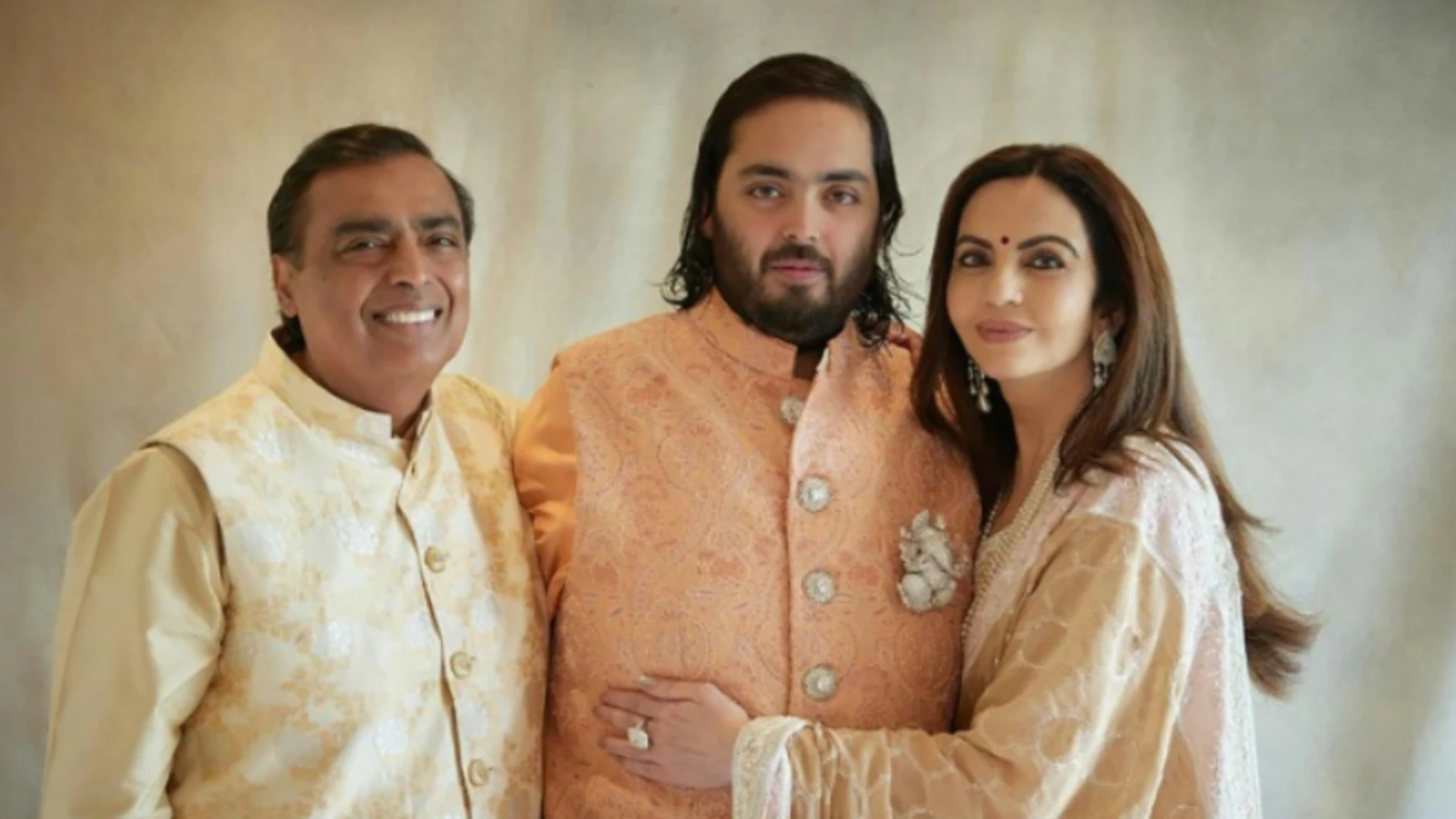 Anant Ambani, con su padre Mukesh Ambani