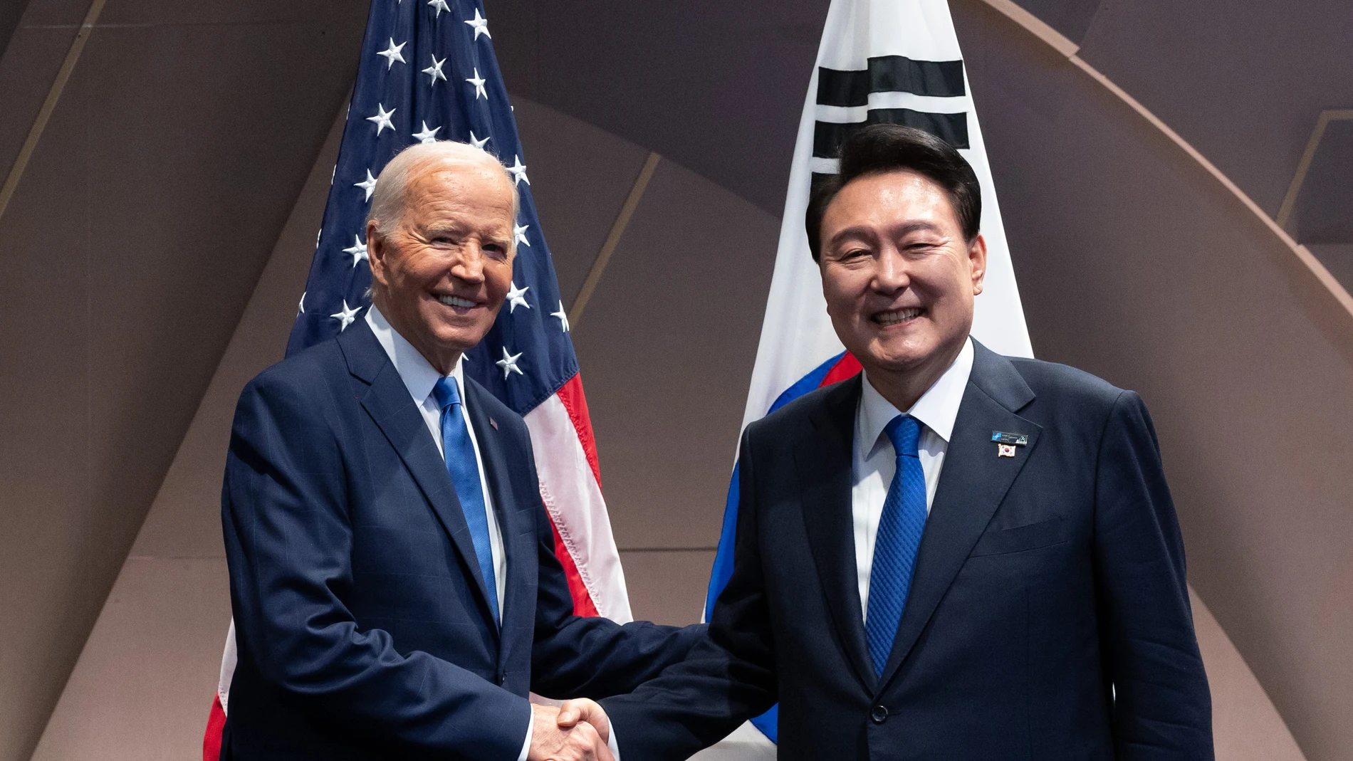 Washington, Dc (United States), 12/07/2024.- South Korean President Yoon Suk Yeol (R) and US President Joe Biden (L) pose for a photograph at their meeting on the sidelines of the North Atlantic Treaty Organization (NATO) summit, in Washington, DC, USA, 11 July 2024. (Corea del Sur) EFE/EPA/YONHAP / POOL SOUTH KOREA OUT
