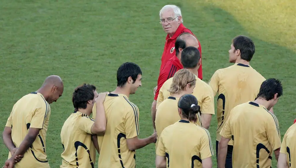 El entrenador de la selección española, Luis Aragonés (al fondo), observa a sus jugadores que realizan ejercicios de estiramiento, durante el último entrenamiento oficial que el equipo realizó en el estadio Ernst Happel de Viena (Austria), donde Alemania jugará contra España la final de la Eurocopa 2008 mañana domingo en Viena.