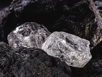 La petalita o la castorita es un mineral importante para obtener el litio La petalita o la castorita es un mineral importante para obtener el litio