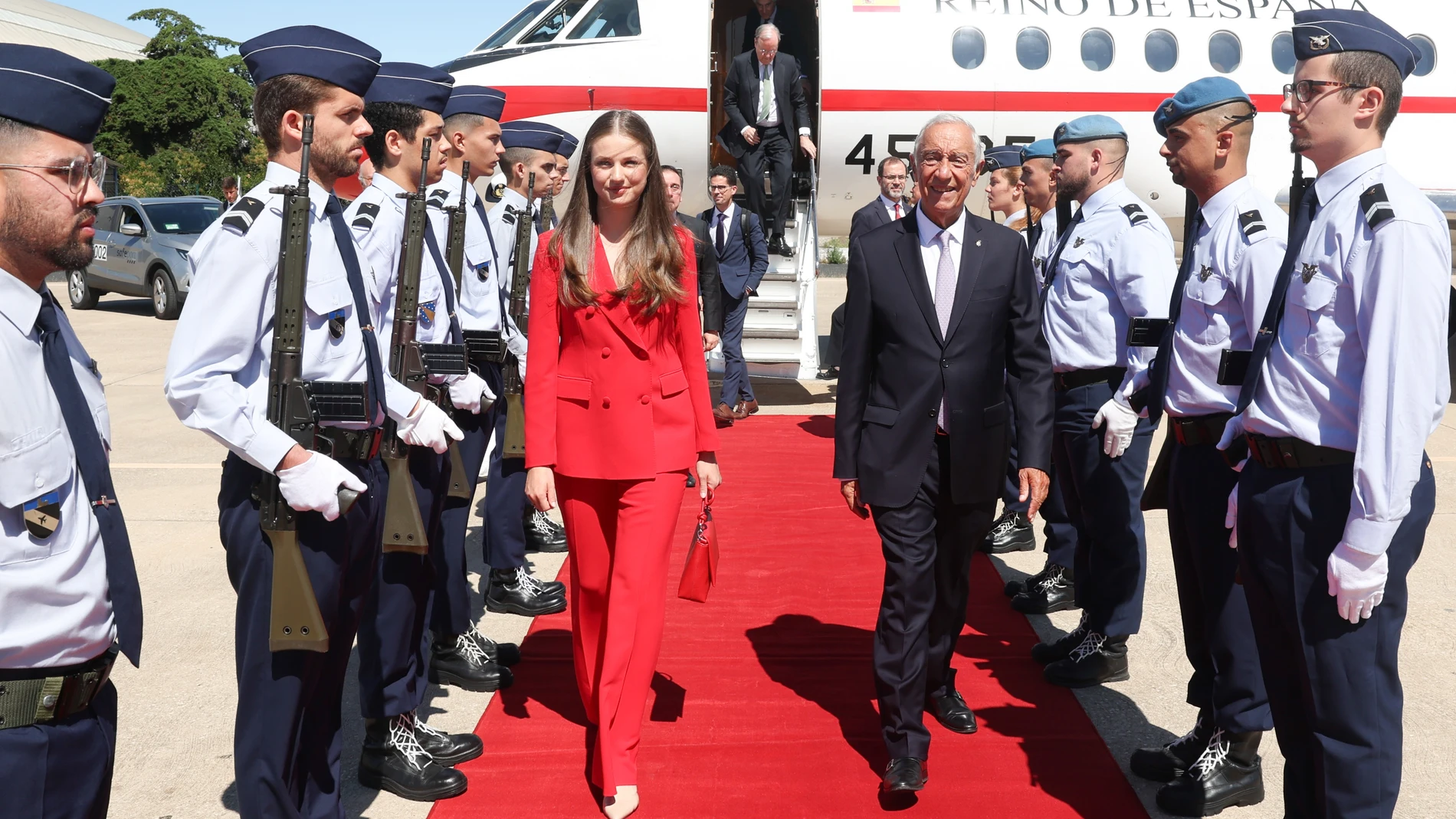 LISBOA (PORTUGAL), 12/07/2024.- La princesa Leonor de Borbón y el presidente la República Portuguesa Marcelo Rebelo de Sousa, a su llegada al aeropuerto de Lisboa este viernes, en el marco de su primer viaje oficial al extranjero. EFE/ Casa De S.m. El Rey / Jose Jimenéz/***SOLO USO EDITORIAL/SOLO DISPONIBLE PARA ILUSTRAR LA NOTICIA QUE ACOMPAÑA (CRÉDITO OBLIGATORIO)***