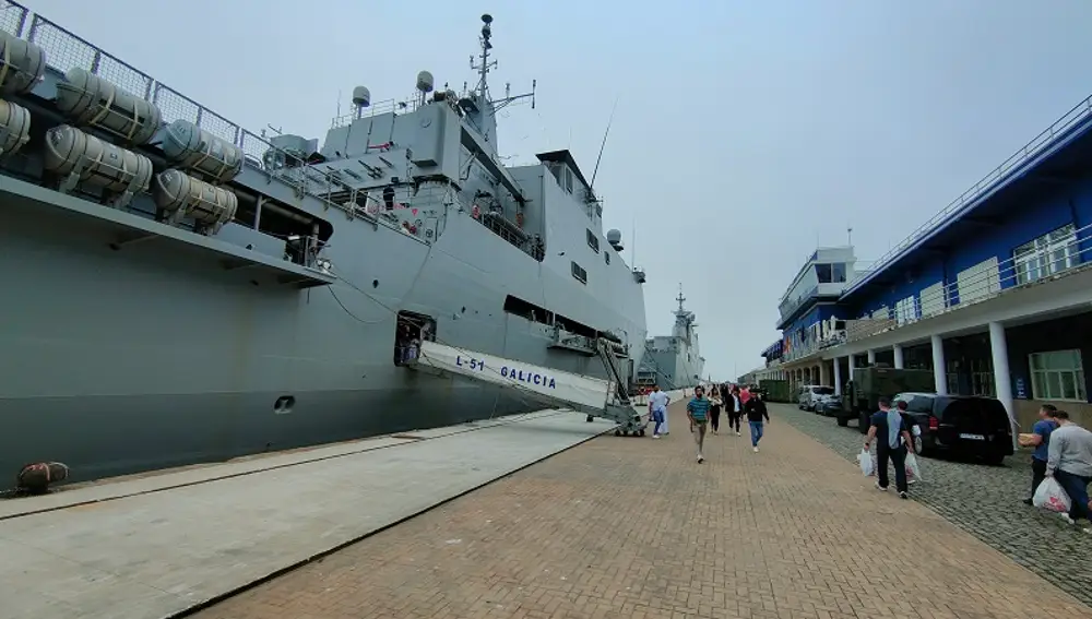 El buque anfibio 'Galicia' amarrado en el Puerto de Vigo.