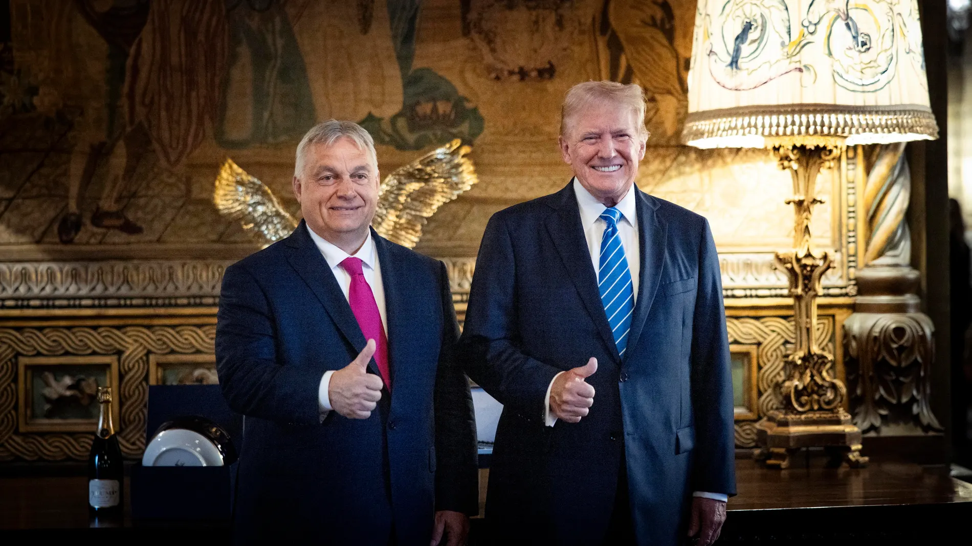 Palm Beach (United States).- A handout photo made available bythe Hungarian PM'Äôs Press Office shows Hungarian Prime Minister Viktor Orban (L) and former US president and Republican presidential candidate Donald Trump (R) posing for photographs during their meeting in Trump's Mar-a-Lago estate in Palm Beach, Florida, USA, 11 July 2024. (Hungría) EFE/EPA/Zoltan Fischer HANDOUT HUNGARY OUTHANDOUT EDITORIAL USE ONLY/NO SALES