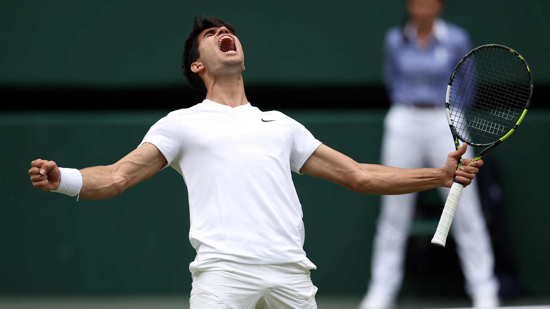 Wimbledon (United Kingdom), 12/07/2024.- Carlos Alcaraz of Spain celebrates winning his Men's Singles semifinal match against Daniil Medvedev of Russia at the Wimbledon Championships, Wimbledon, Britain, 12 July 2024. (Tenis, Rusia, España, Reino Unido) EFE/EPA/ADAM VAUGHAN EDITORIAL USE ONLY