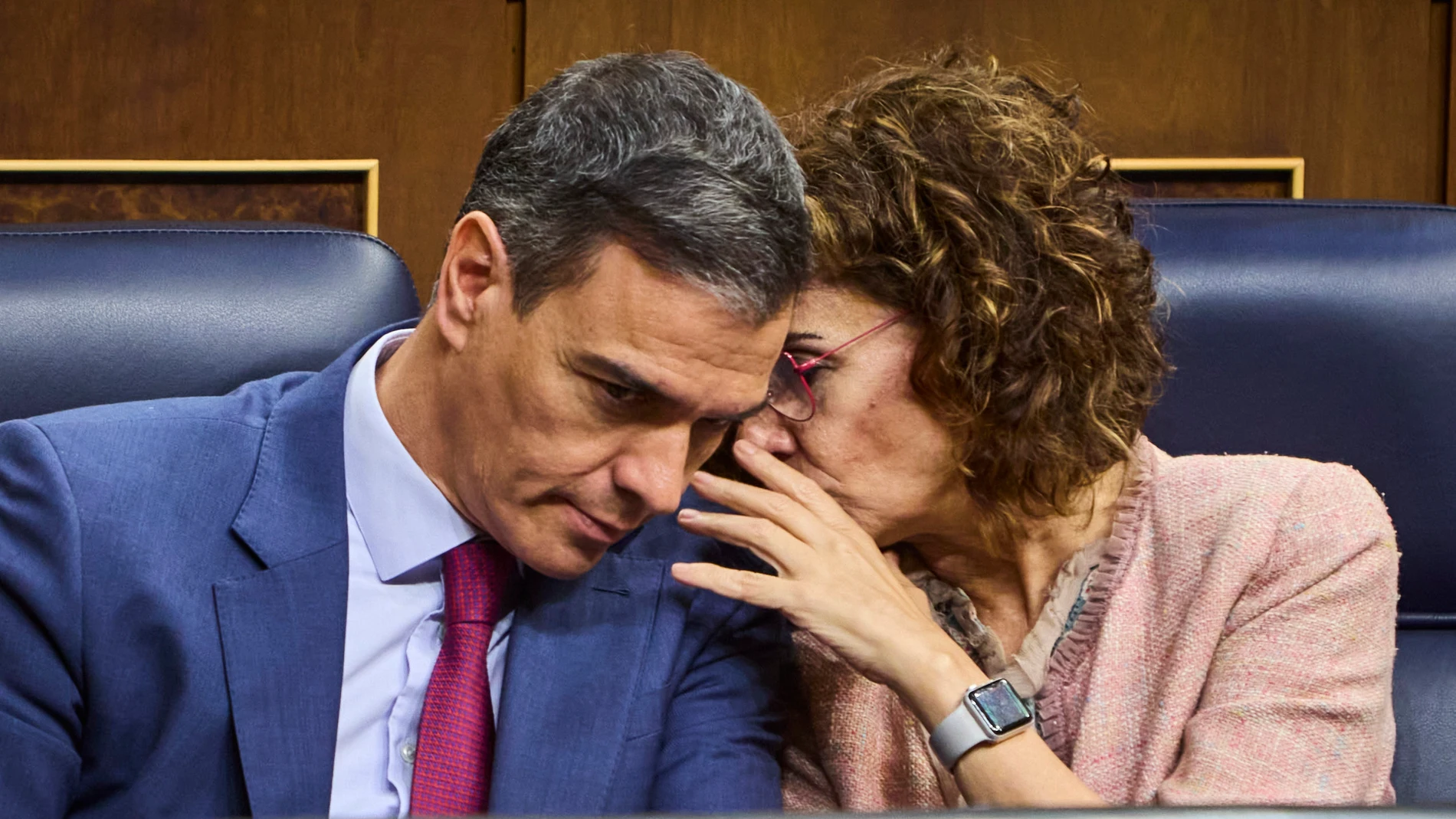 Pedro Sánchez y María Jesús Montero durante un pleno del Congreso de los Diputados.