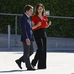 Díaz Ayuso conversa con el alcalde de la capital, José Luis Martínez-Almeida, mientras se dirigen a asistir a la ceremonia de despedida oficial con honores a la princesa Leonor que parte a Portugal en su primer viaje oficial al extranjero