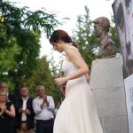 Ayuso con vestido blanco plisado.